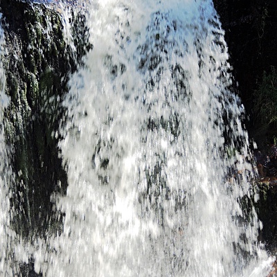 waterfall.jpg (2009-01-04T12:29:03Z)