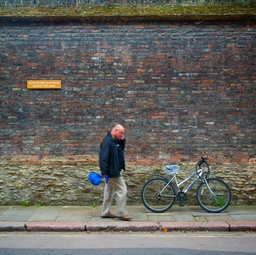 Please do not lean your bicycle against this wall again